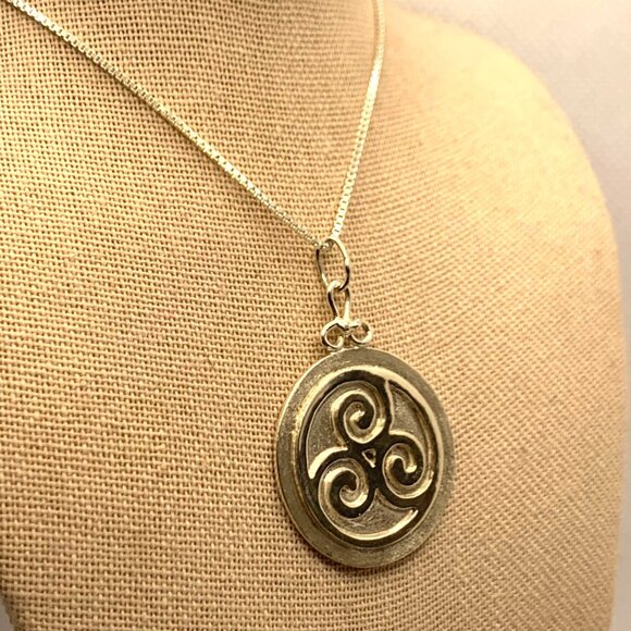 Sterling Silver 925 Handmade Triskele Spiral Circle Pendant 18" Box Link Chain - Picture 3 of 12